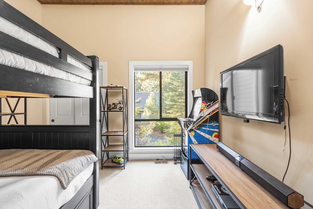 Near Ski, Beach, & Hiking Trails + Clubhouse Pool & Hot Tub Access Juanita Blue by Avantstay