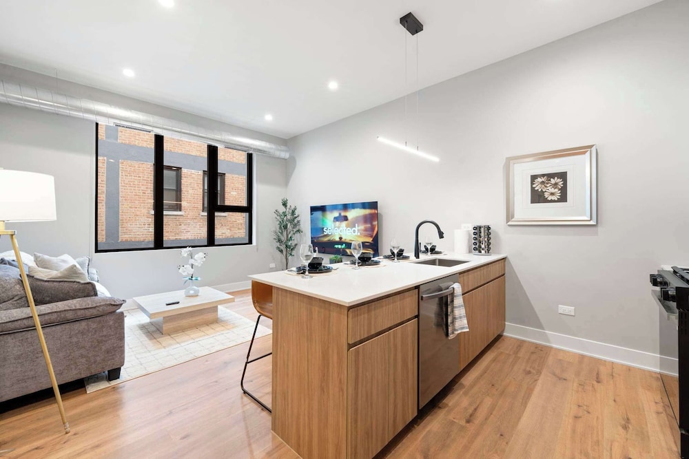 Edgewater Modern 2BR Steps to Lake City Views