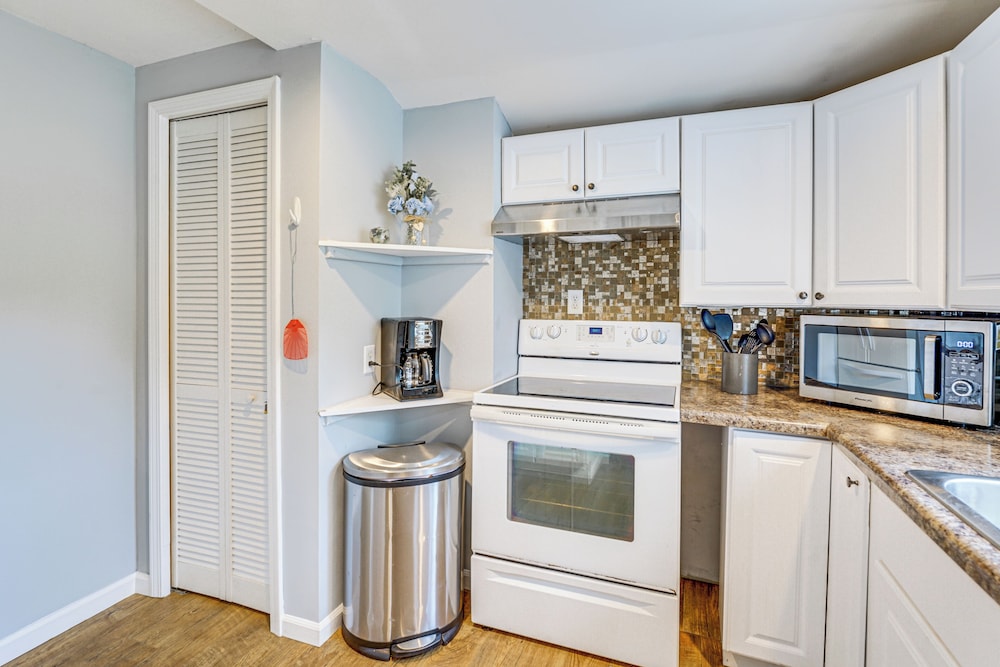 1 Block to Lake Huron: Pet-friendly Apt w/ Kayaks