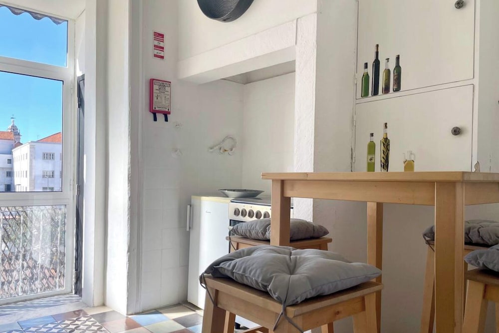 Central Hidden Gem, Rustic Modern 2 Bedroom Flat