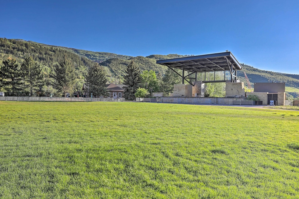 Sauna & Ski Shuttle Access: Mtn-view Condo in Avon