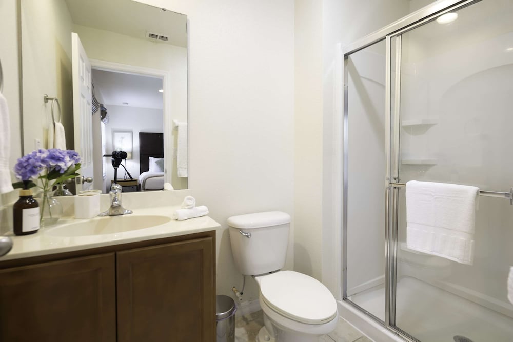 10 Min to Disney Cozy Townhome Jacuzzi