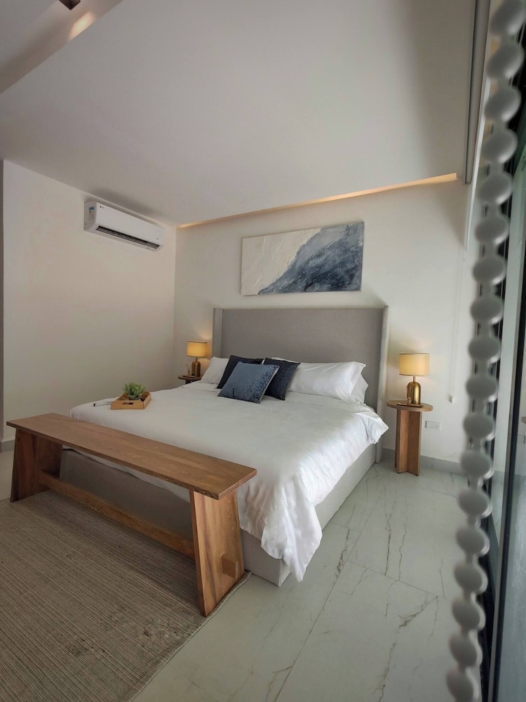 Super Cute Flat on 5th Ave in PdC Steps From Beach