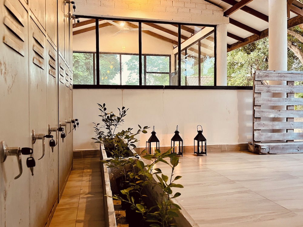 Funky Leopard Safari Lodge Bordering Yala National Park - Hostel