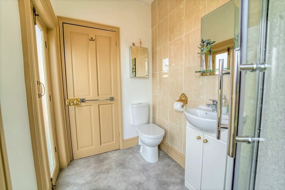 Host Stay Upper Tything Apartment