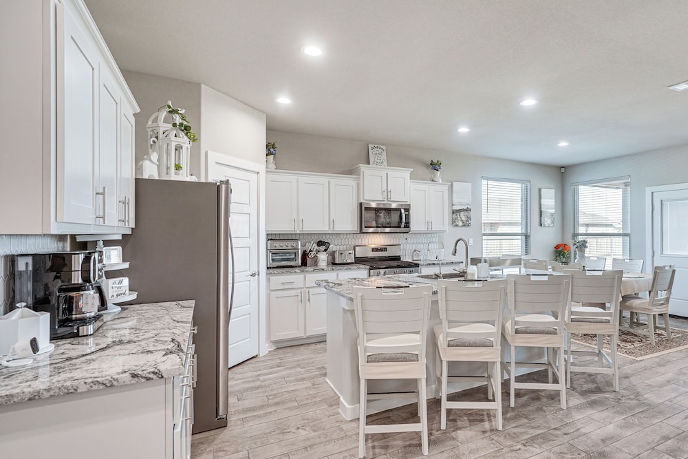 Spacious Family Home w/ Office in Midland-odessa!