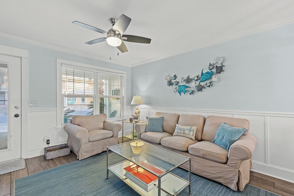 Searenity Awaits: 2-bd, 2-ba Coastal Escape! Perfect for 5! Pet Friendly!