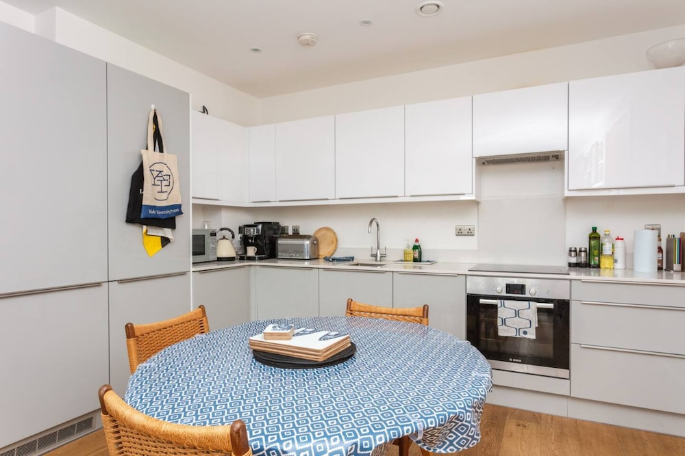 Bright 2 Bedroom Apartment Near Victoria Park