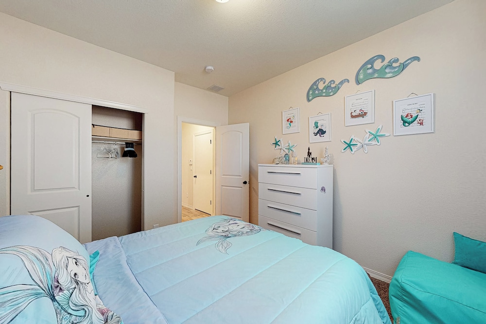 4BR w/ Private Yard, Outdoor Games, Grill, & W & D