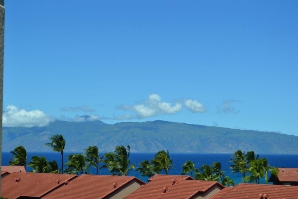 Kaanapali Shores Studio 642 Studio Bedroom Condo by RedAwning