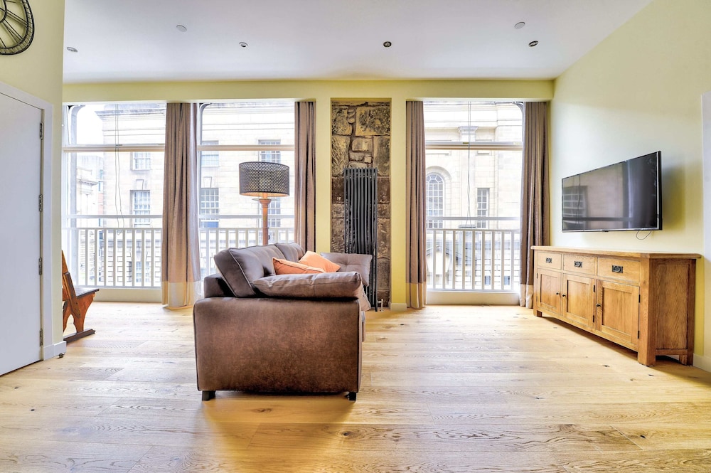 Stunning flat near St. Giles' Cathedral