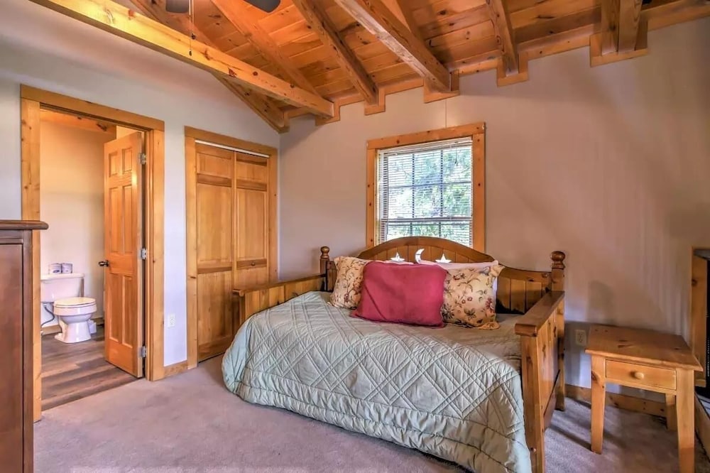 Er104 - R Tribe's Treehouse - Great Location - Close To Town! 5 Bedroom Cabin by RedAwning view 3