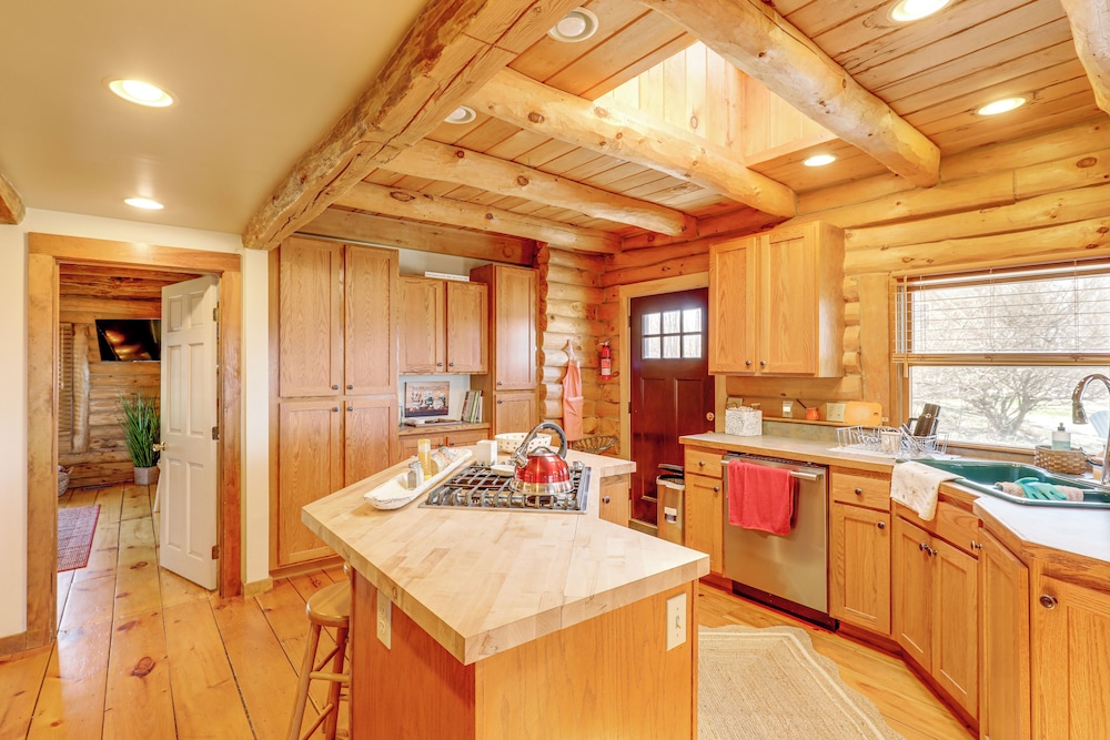 Near Trails, Lakes & Slopes: Cabin in Walpole!
