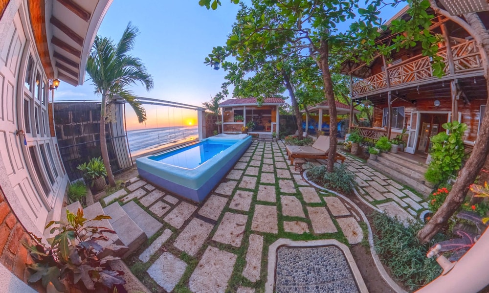 Romantic Beachfront Casita w Pool - AC - Sleeps 4