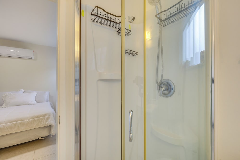 Steps to Pompano Beach: Couple's Retreat w/ Patio!