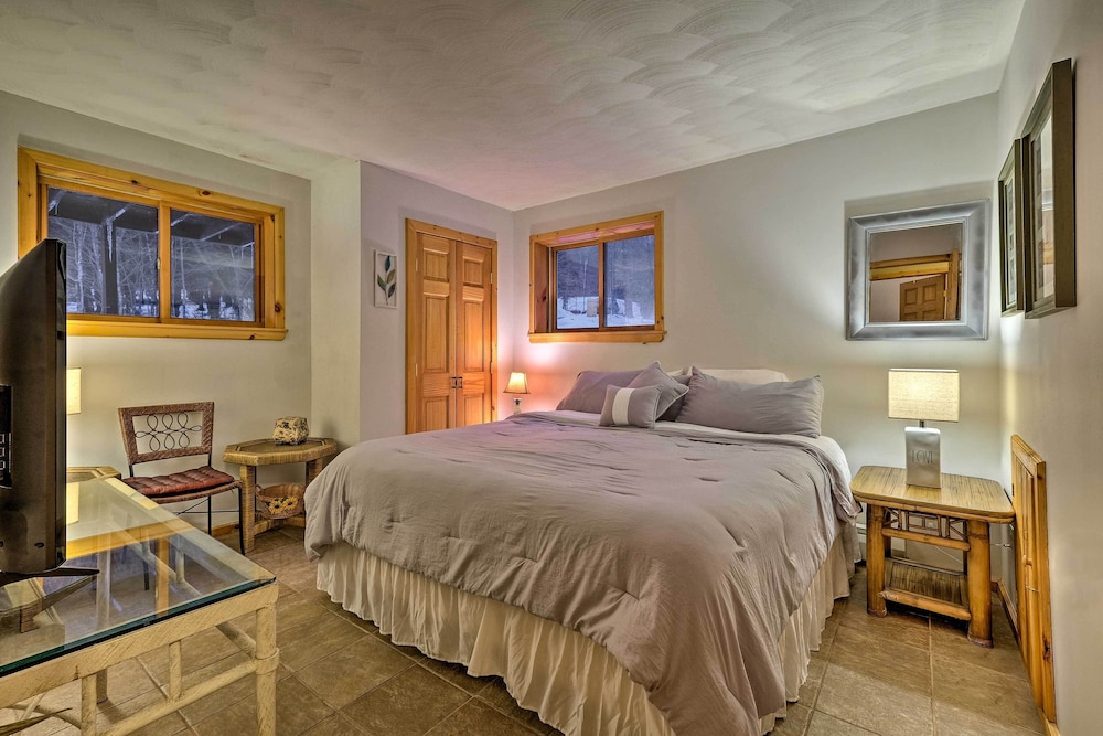 Jewett Cabin w/ Viewing Deck - 10 Mins to Skiing! view 2
