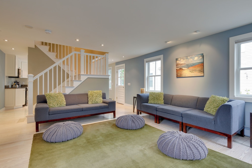 Walk to Beach: Gem w/ Patio & BBQ in Provincetown