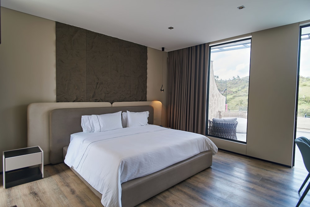 Roka Hotel