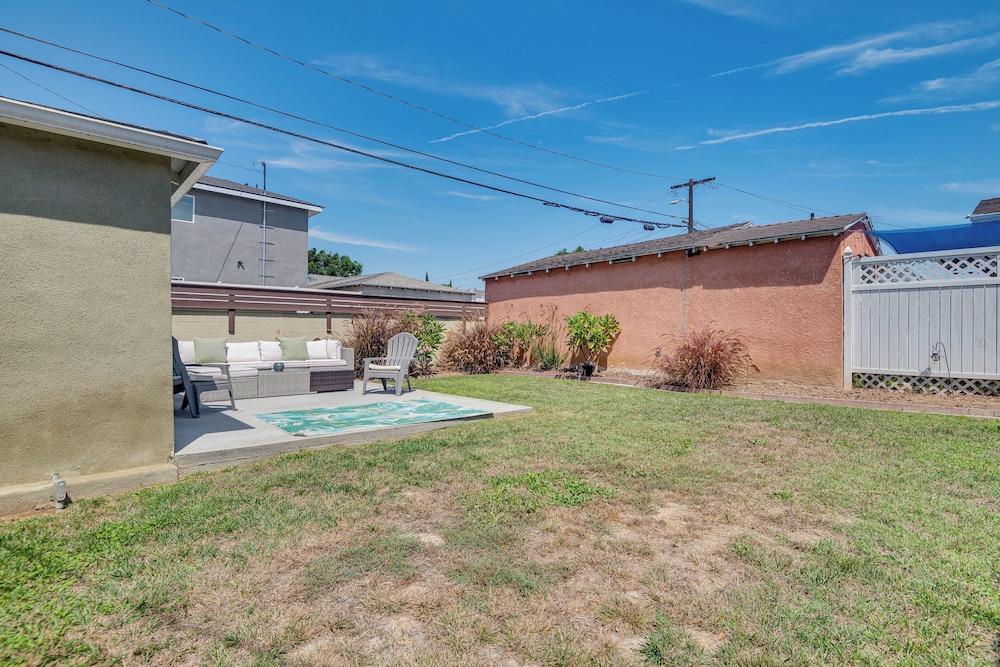 4 Mi to Sofi Stadium, Fenced Yard: Modern Retreat!
