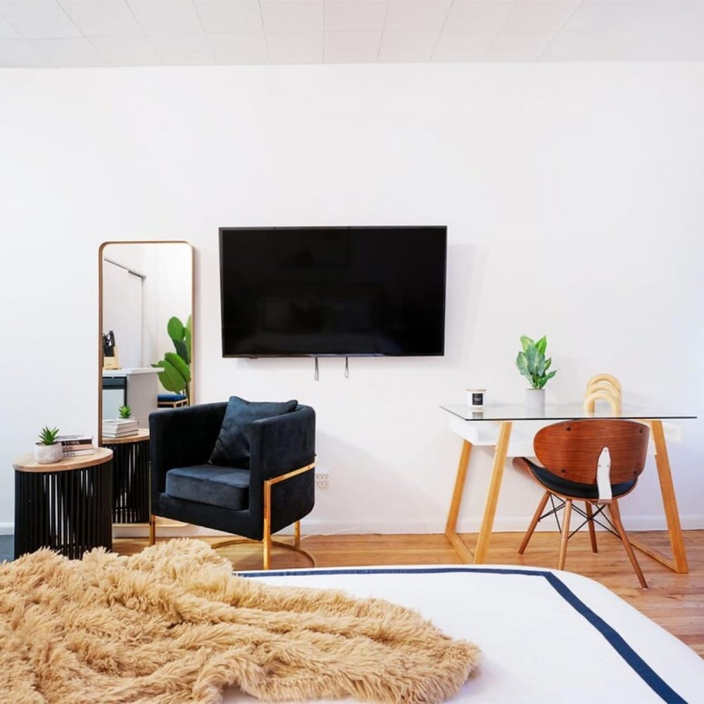 74-1c New Studio With Private Outdoors - GYM
