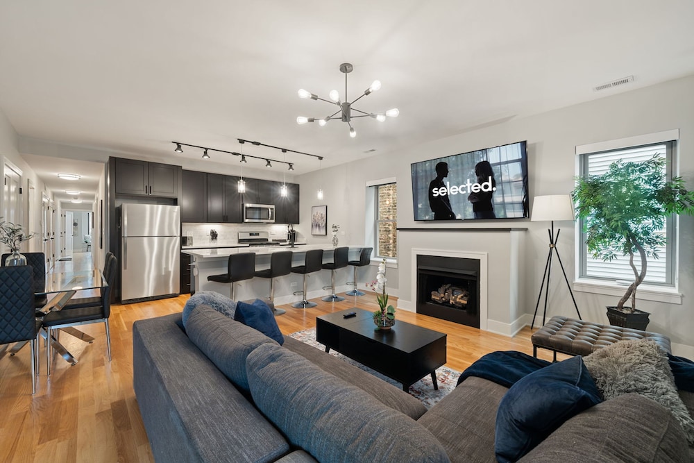 3 Bed 2 Bath Chicago Retreat w Balcony Parking