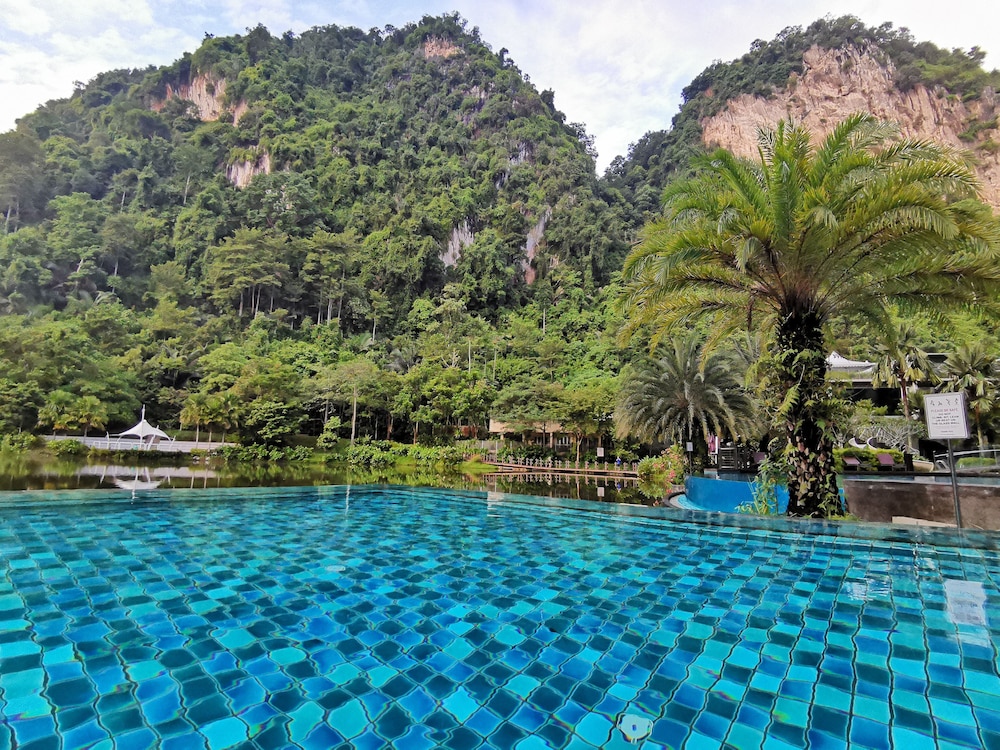Mountain & Lake Views' Suite Cycas