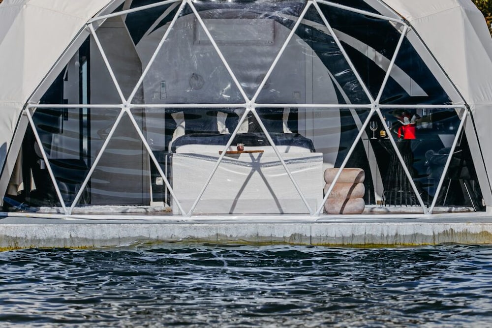 HT Houseboats