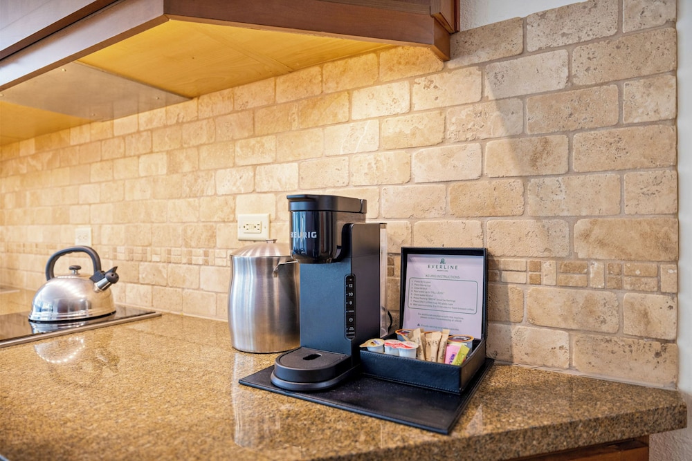Condo w/ Fireplace & Community Perks