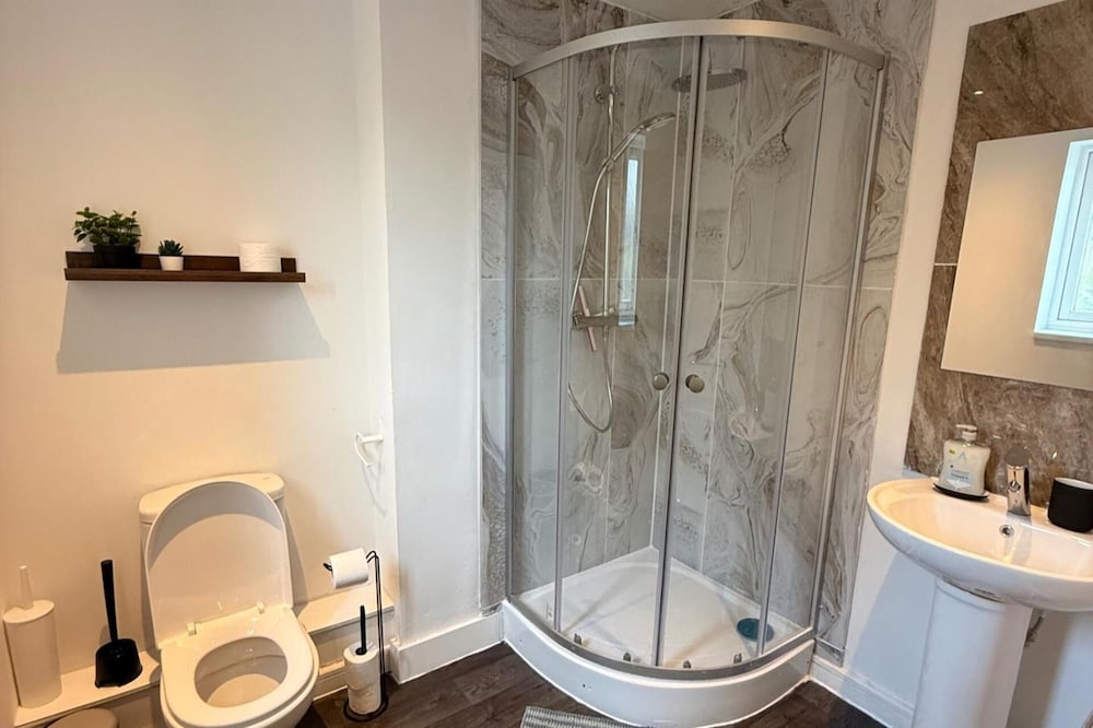 2 Bed - Sleeps 6 - Free Parking