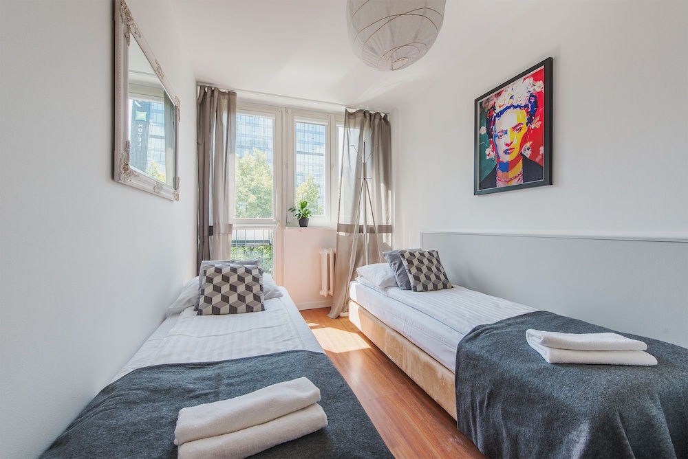 UNIT Warszawa Centrum Room by Metro Rondo ONZ
