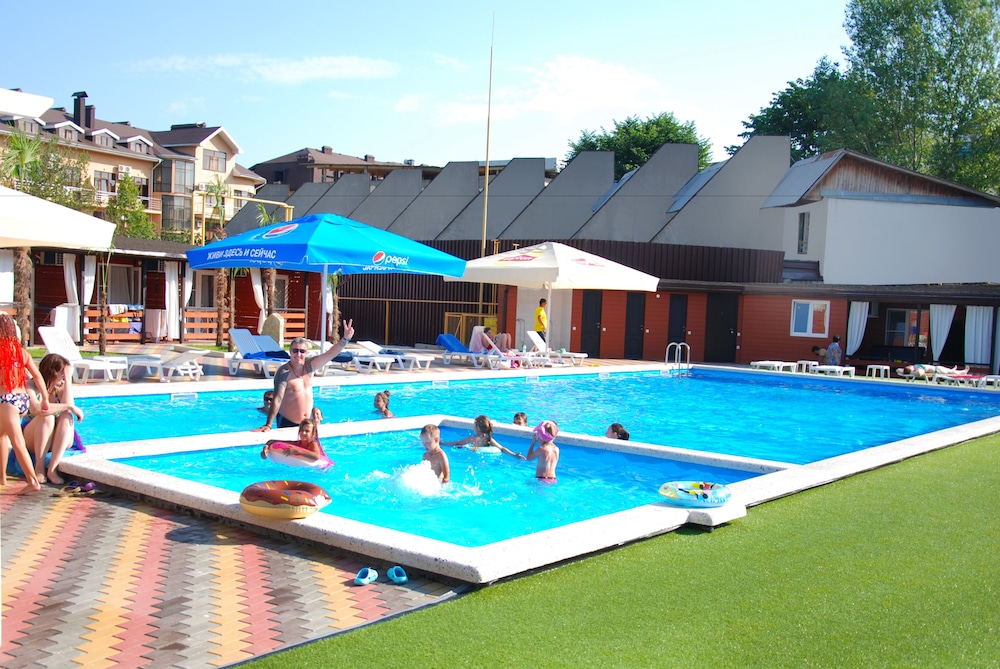 Peak Season Hotel