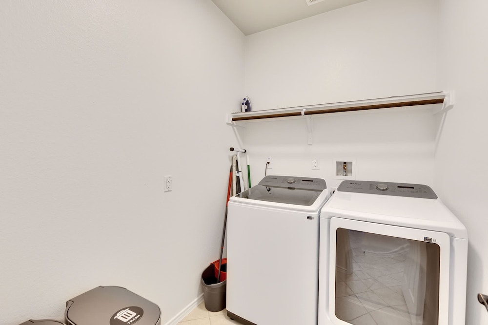 Luxury 4BR 2 5BA Home EV Charger Pool Access