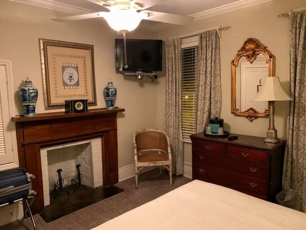 Carriage House Inn