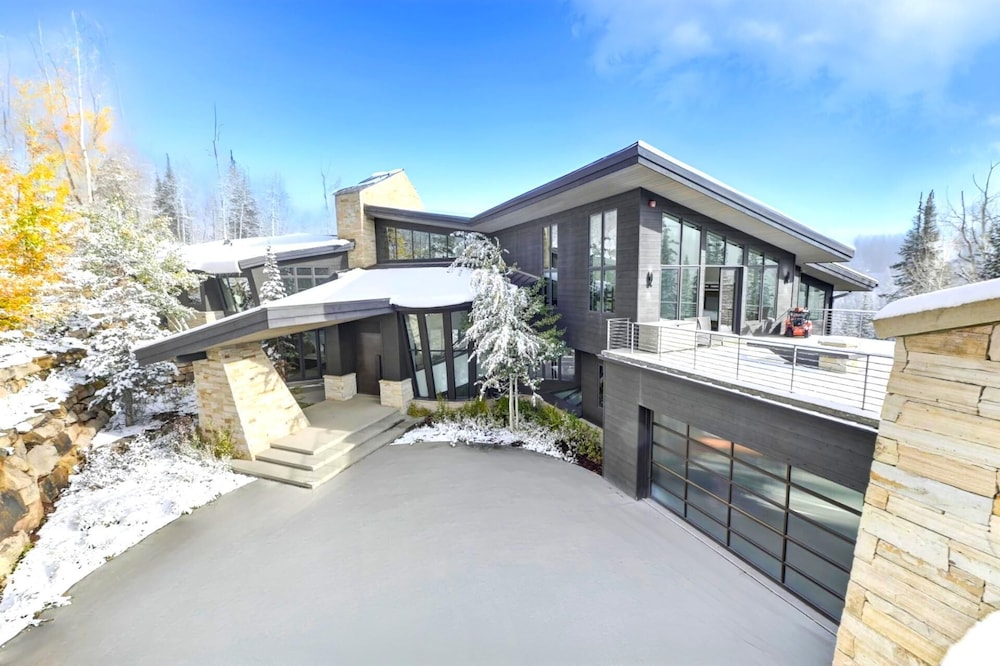 KBM Resorts Walk to Slopes, Sports Court, Private Home Theater, Sleeps 17, Outdoor Hot Tub Pco-184m