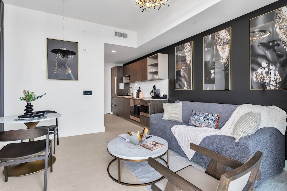 Penthouse 1BR Breathtaking City & Water Views