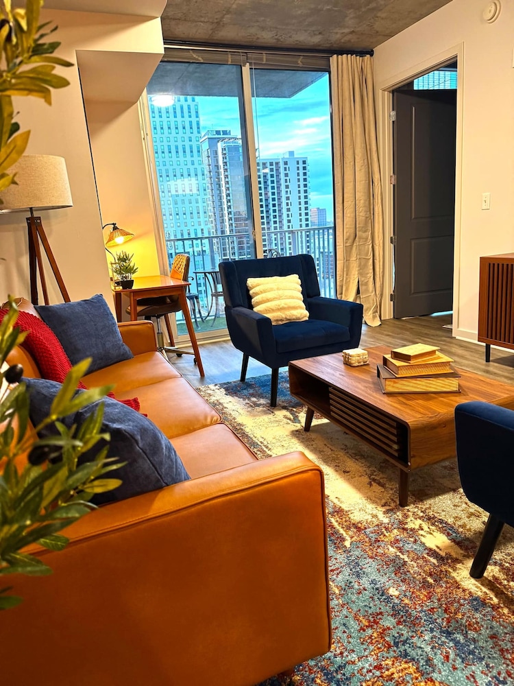 Highrise Balcony Rooftop Pool Gym Free Parking