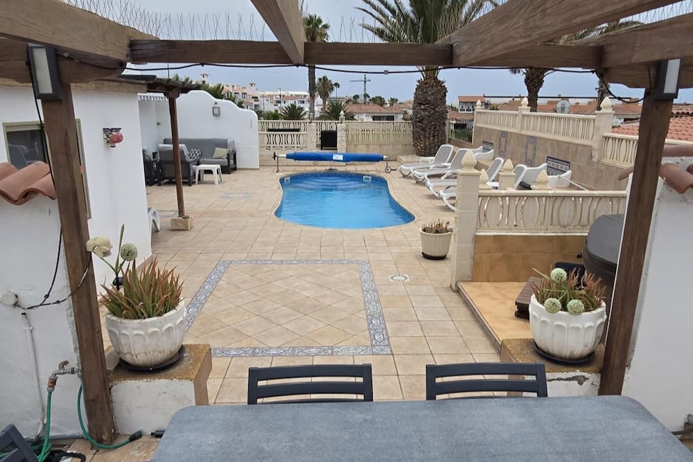 3 Bed Villa - Sleeps 6 - Pool - Hottub- Parking