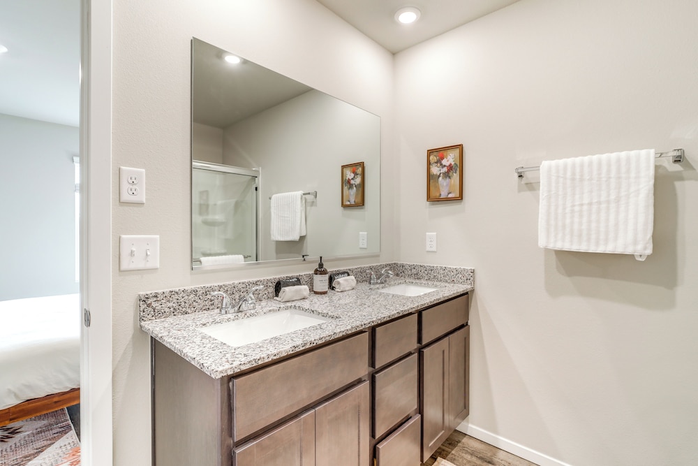 14 Mi to Tulsa: Home w/ Patio in Broken Arrow
