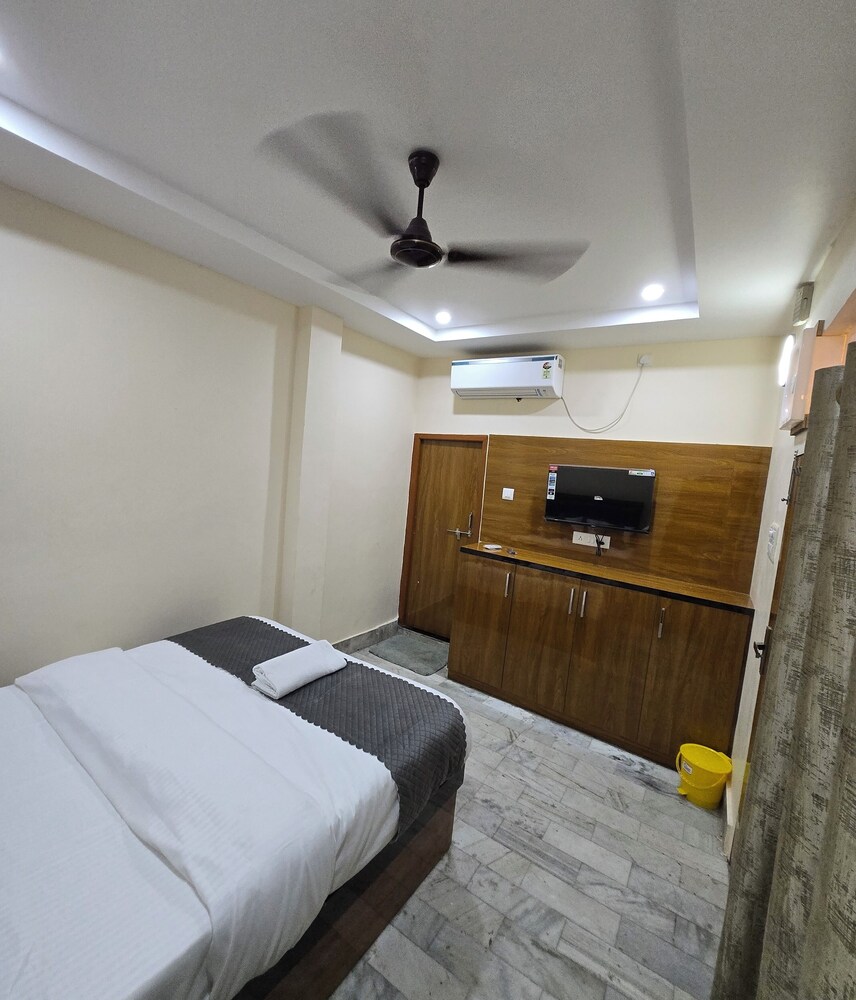 Rudra PGH - just near Temple & Ghats