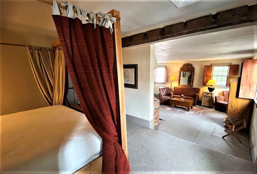 The Red Lion Inn Resort 1704