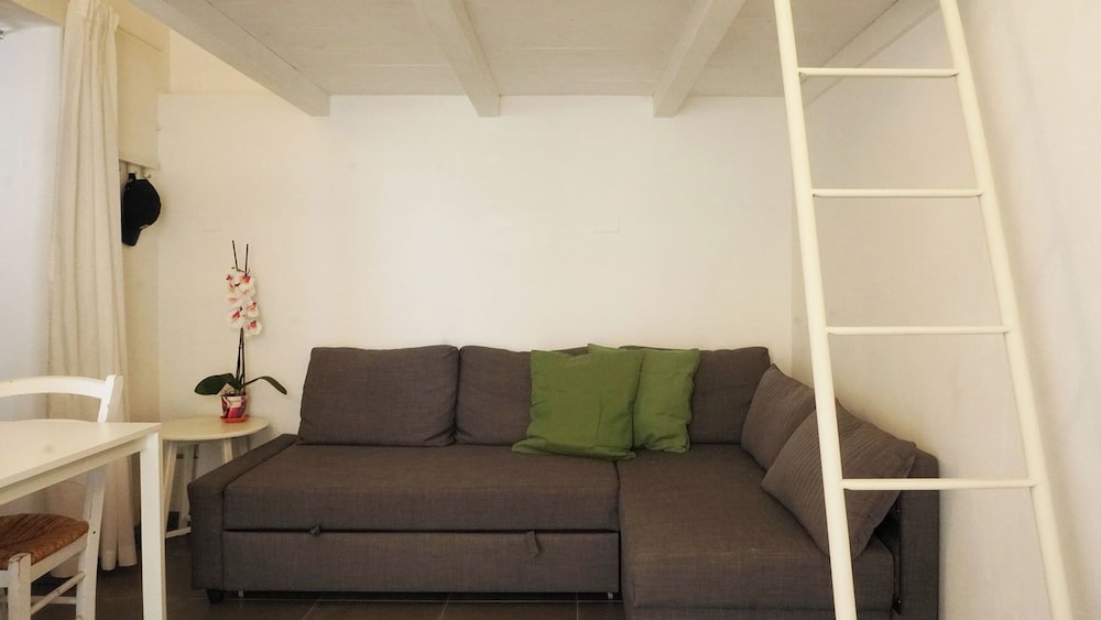Dependance in villa con piscina