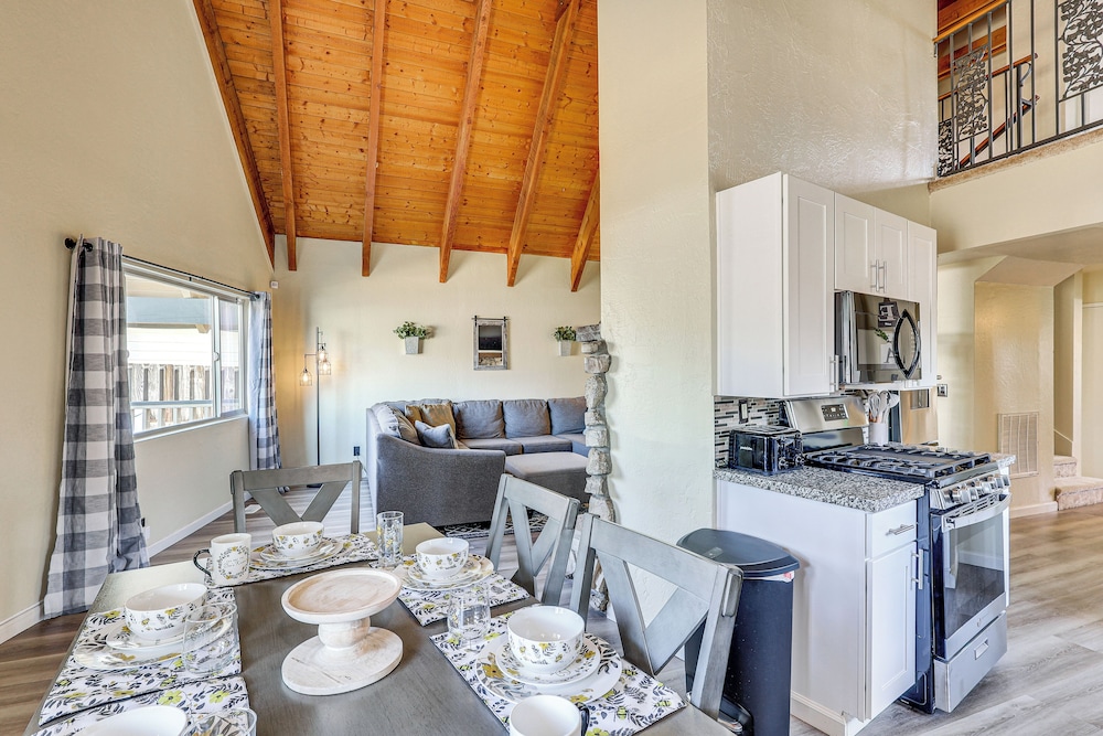 7 Mi to Big Bear Lake: A-frame Home w/ Deck!
