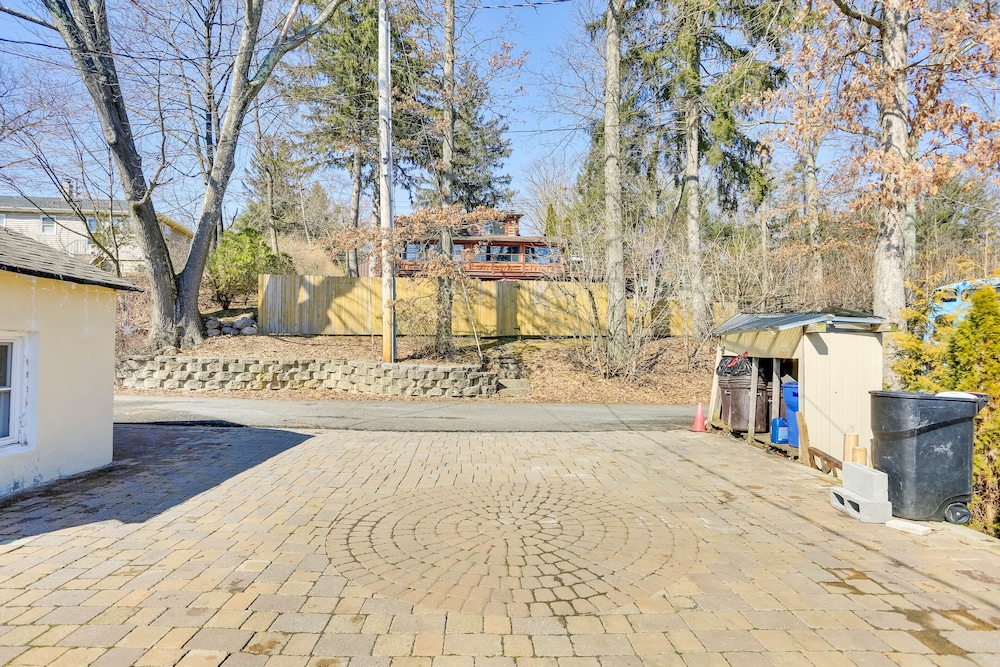 Greenwood Lake Cottage w/ Shared Dock & Hot Tub!
