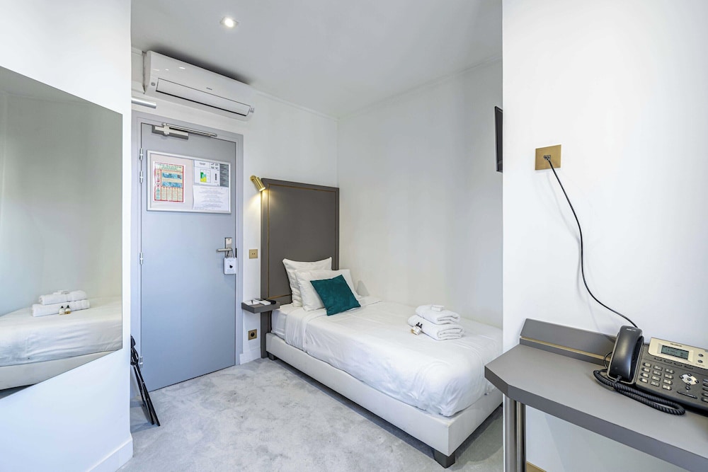 Hotel Avaton - Single Bedroom - Cannes Palais view 2