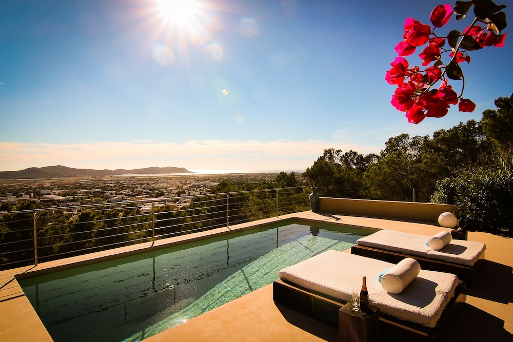 Villa The Rock Legends