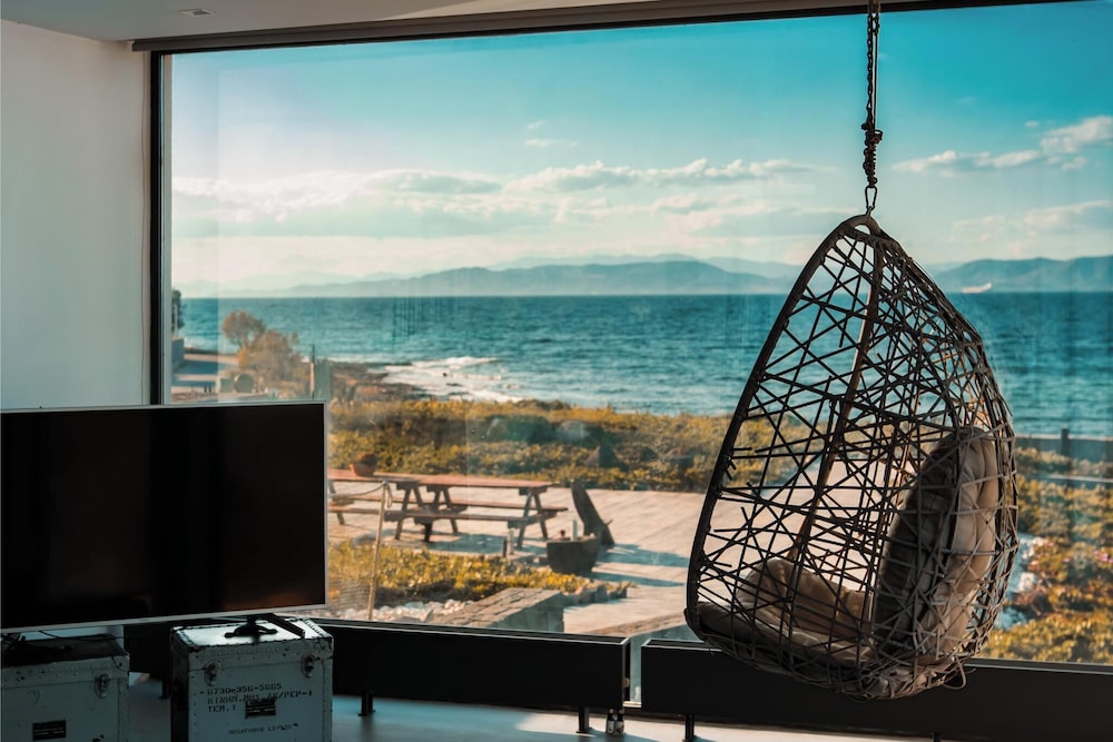 Horizon Luxury Seafront Villa
