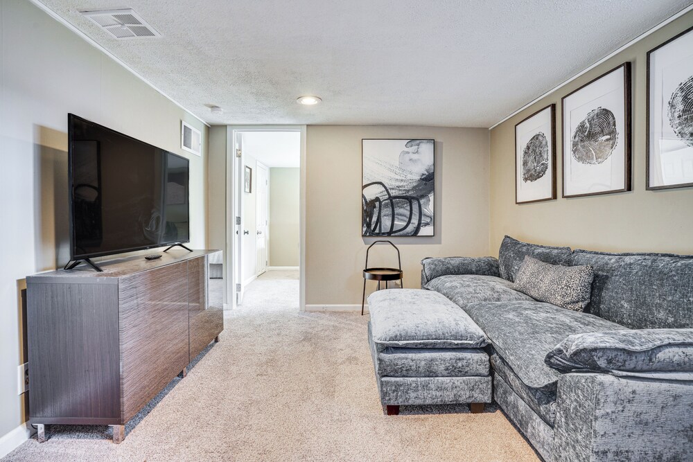 Walk to Beach + Lake Nokomis: Minneapolis Home!