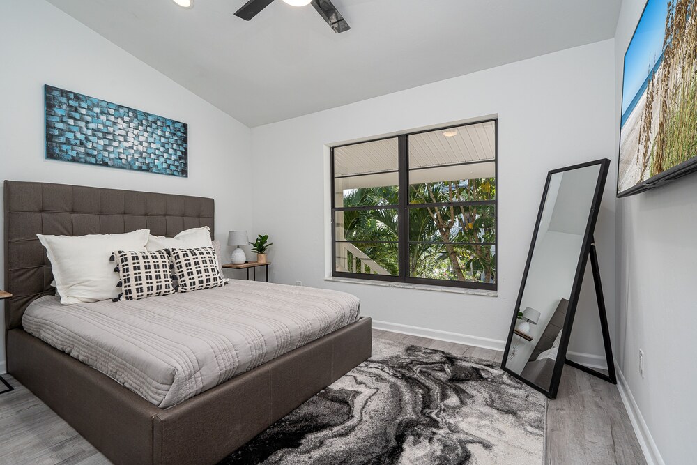 295 Ostego Dr - Gorgeous Bay Front Home 4 Bedroom Home by RedAwning