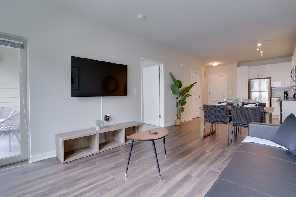 Fun & Comfort Await Alexandria Apartment