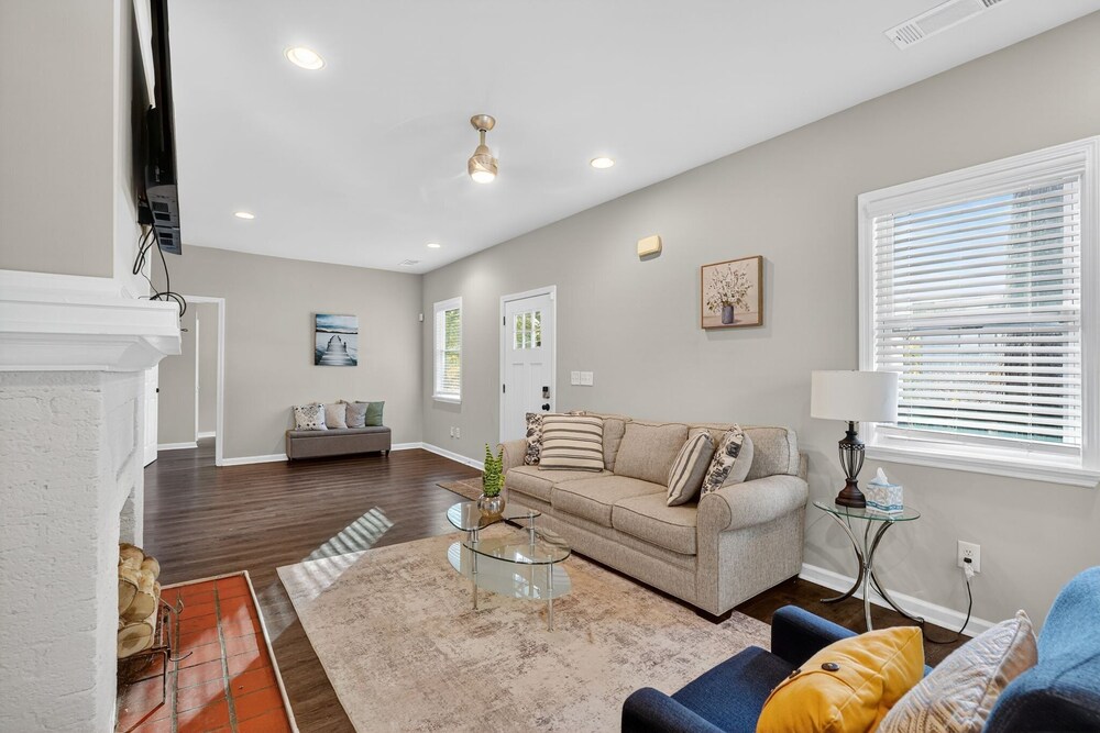 Spacious 4br Mozley Park Home With Fenced Yard 4 Bedroom Home
